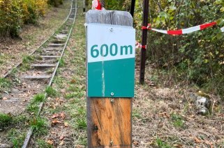 Un individu mal intentionné a dévissé les plaquettes de sponsoring fixées sur les poteaux le long du parcours.